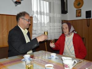 Najstarejša občanka Olga Repenšek vesela obiska 8